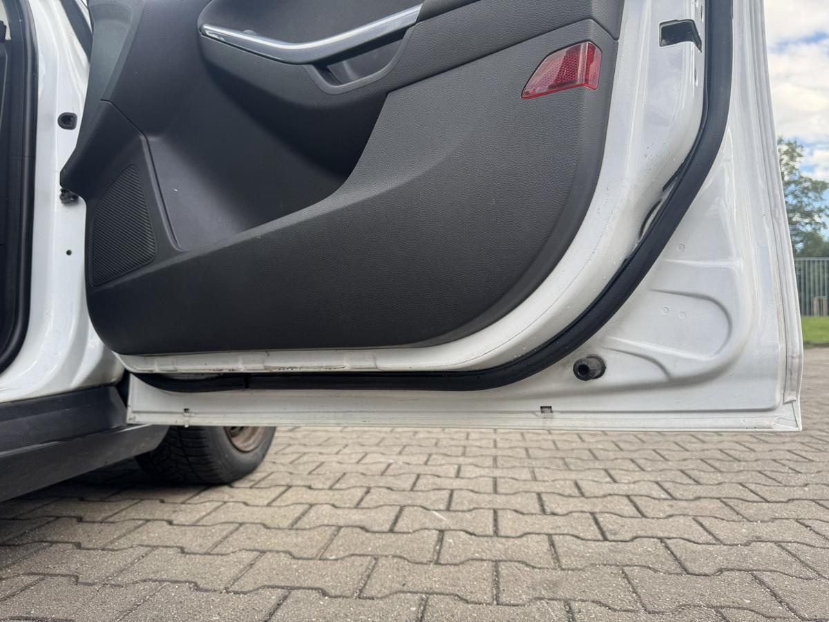 Ford Focus 3 original T&uuml;r vorn rechts Frost Wei&szlig; 5-T&uuml;rer Rohbau Bj.2012